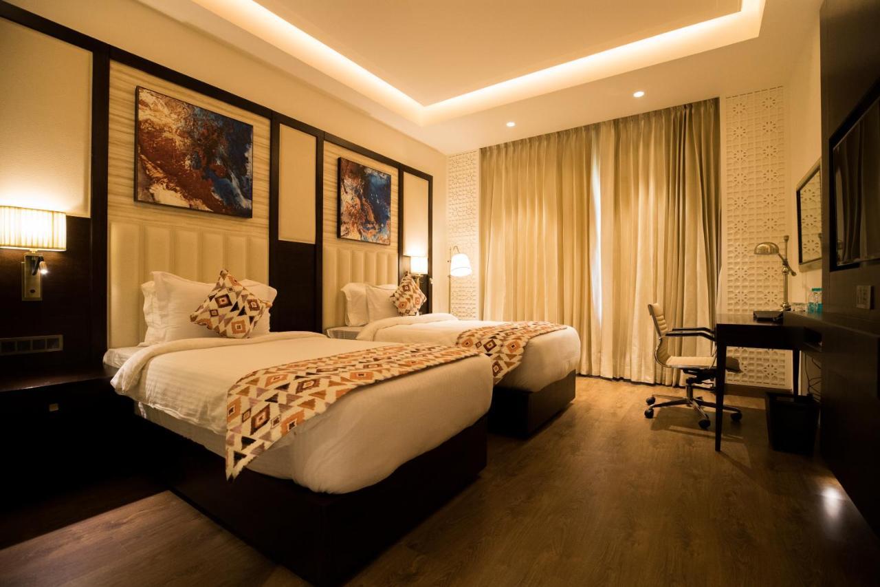 Hotel Ramada By Wyndham Kapurthala Town Extérieur photo