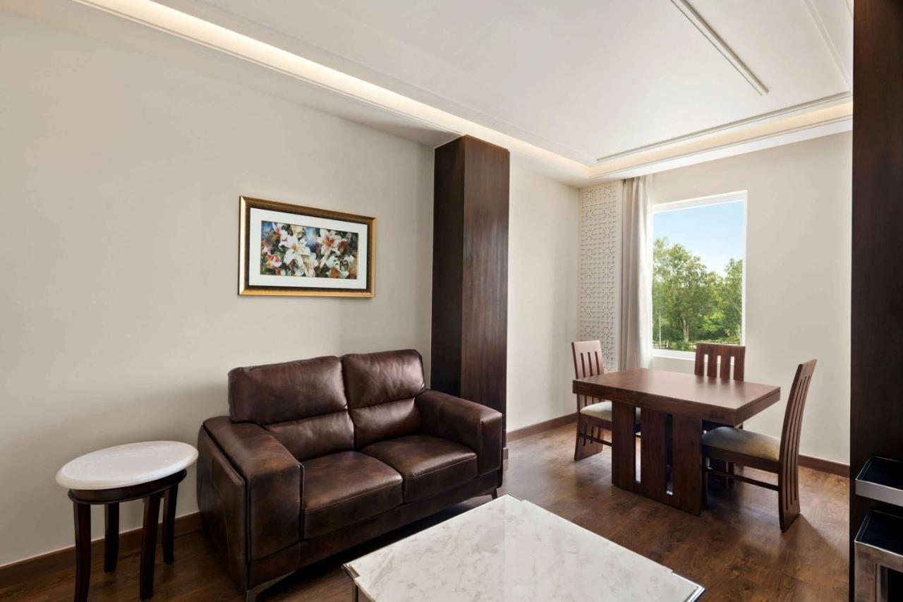 Hotel Ramada By Wyndham Kapurthala Town Extérieur photo