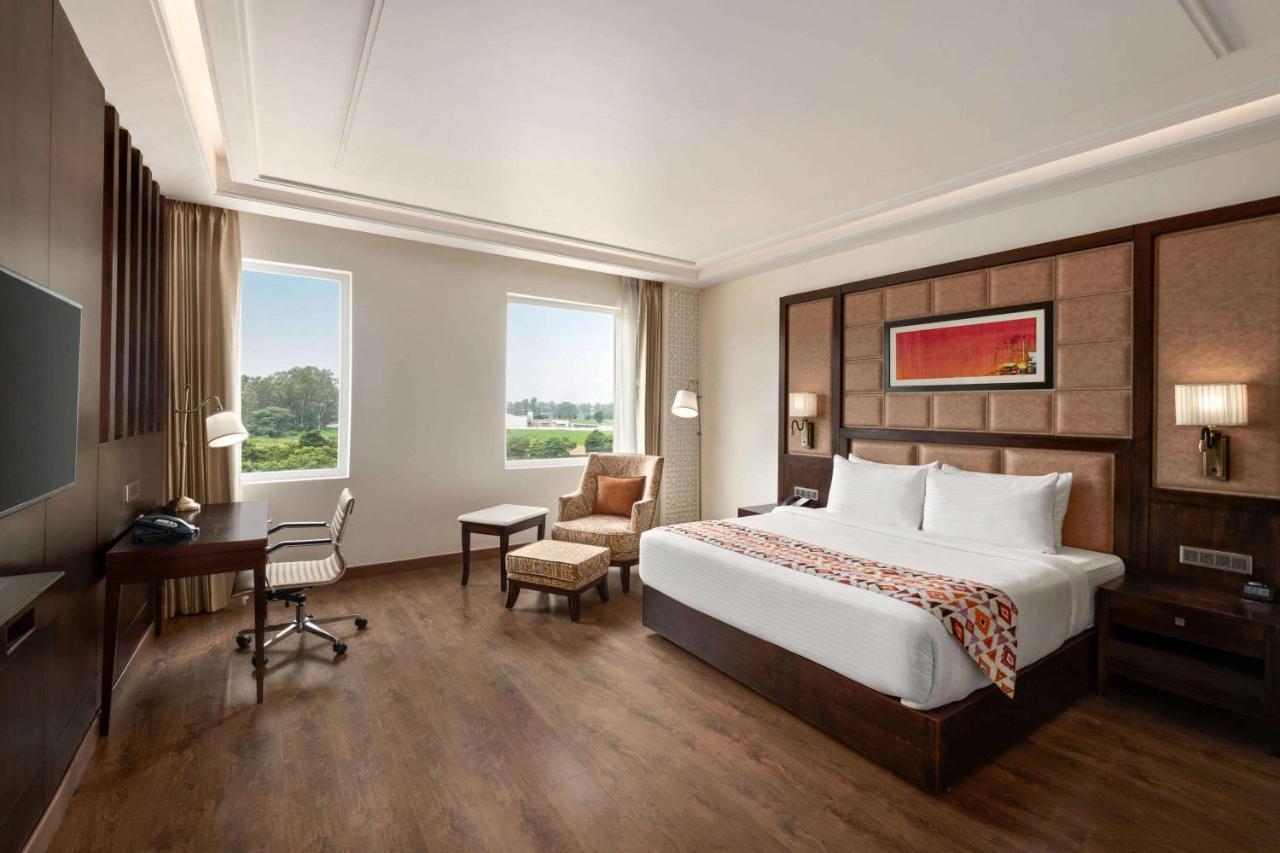 Hotel Ramada By Wyndham Kapurthala Town Extérieur photo